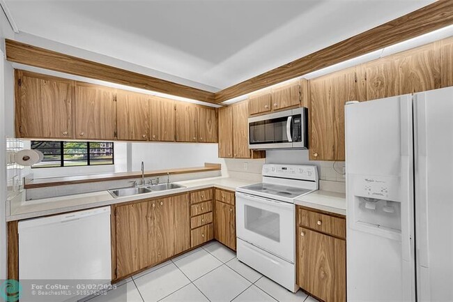 Building Photo - 1713 Whitehall Dr