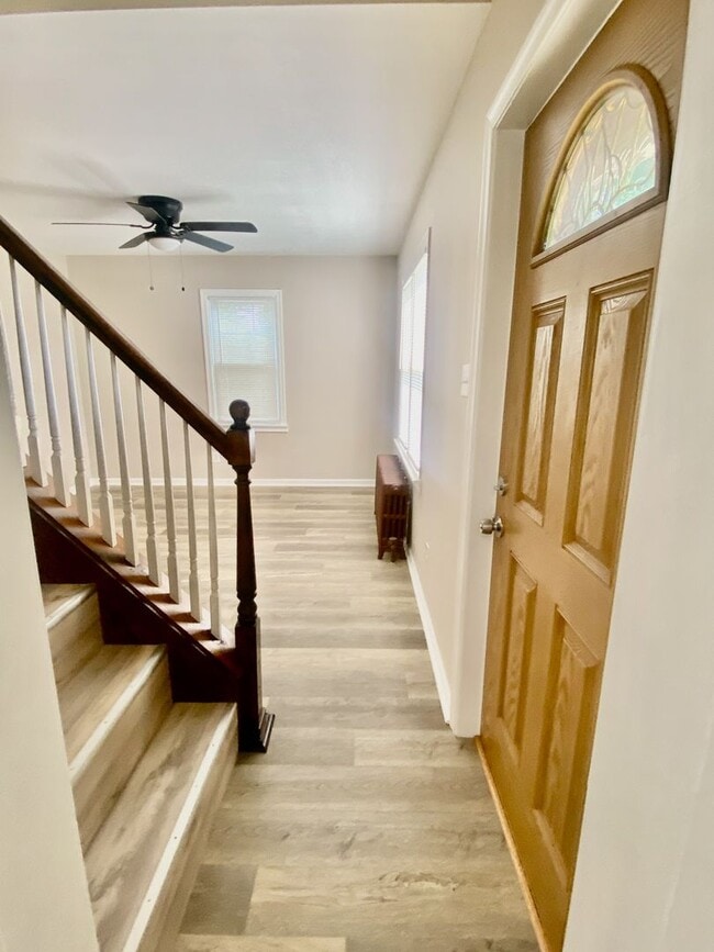 Building Photo - SPACIOUS 4 BED/2 BATH HOUSE-Luxury Vinyl F...