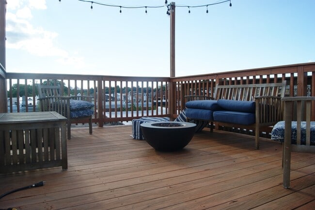 Building Photo - Charming 3 Bedroom/3 Bathroom Townhome in Canton, MD!