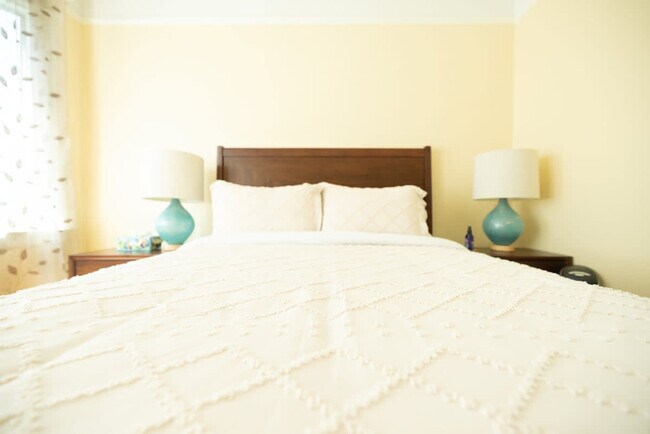 Building Photo - 1107 Broadway-SI ID1309749P