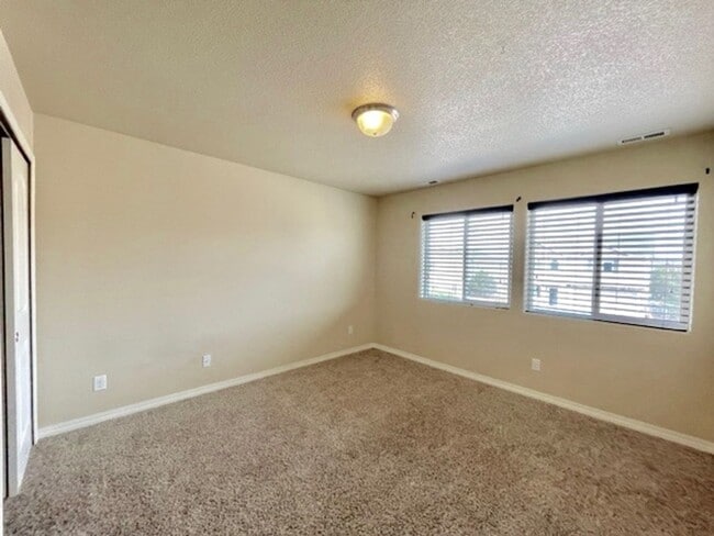 Building Photo - 2 Story Home with 3 Bed, 2.5 Bath, 2 Car G...