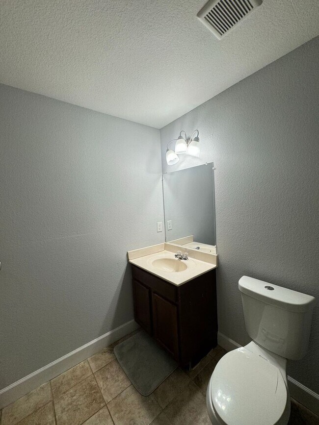 Building Photo - Welcome to this charming and spacious home!