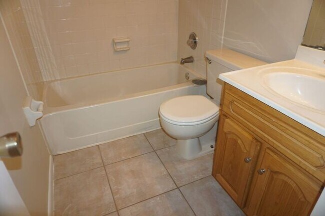 Building Photo - 3 bedroom townhouse near NAS Jax