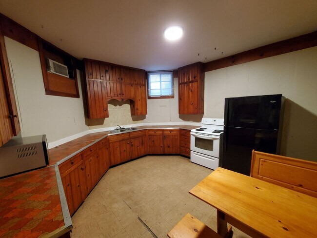 Building Photo - Large 1 bedroom remodeled apartment, washer/dryer hookups
