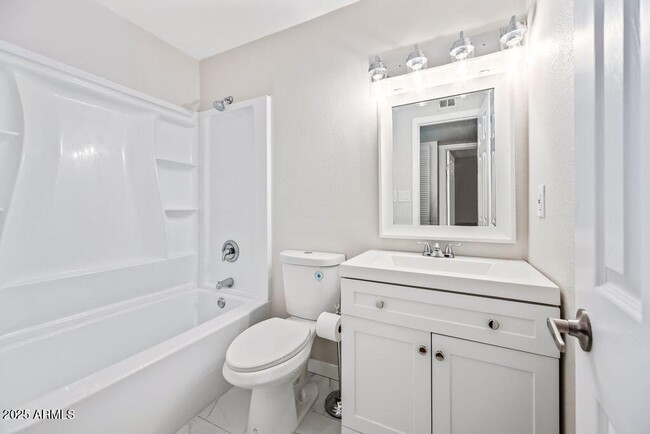 Building Photo - 5911 W Golden Ln