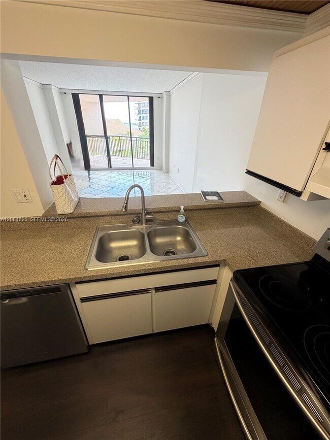 Building Photo - 540 Brickell Key Dr