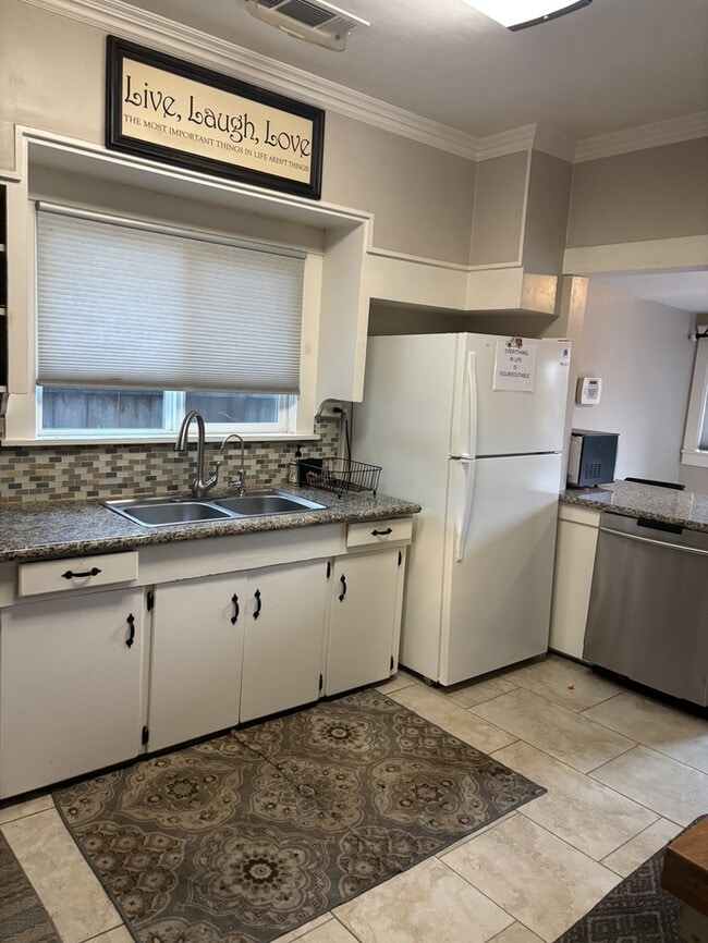 Building Photo - Modesto 2 Bedroom 2 Bath Bungalow