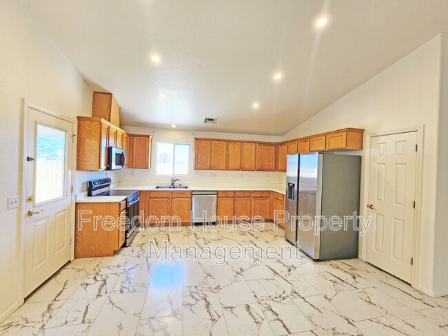 Building Photo - 600 San Lorenzo St