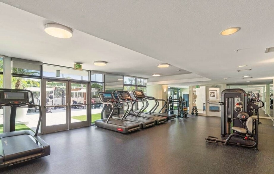 Building Photo - 13700 Marina Pointe Dr