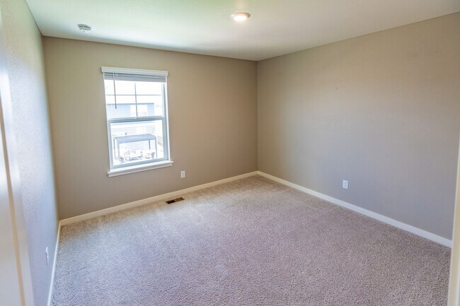 Building Photo - Stunning 4BR House in Berthoud