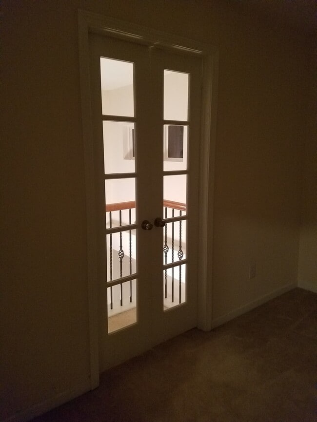 Building Photo - 4 Bedroom House