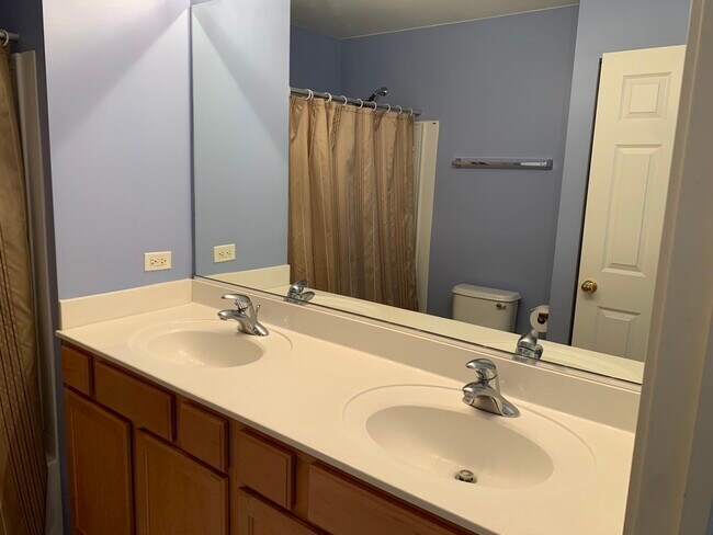 Building Photo - 929 Summit Creek Dr