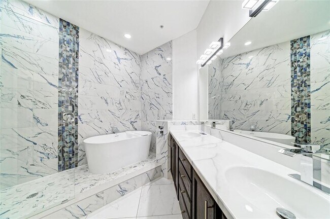 Building Photo - 8261 Miramar Way