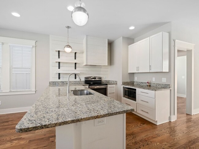 Building Photo - **UPSCALE BUENA VISTA HOME MINUTES FROM GERMANTOWN AND DOWNTOWN NASHVILLE**