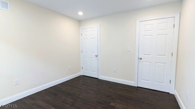 Building Photo - 7 Maple St