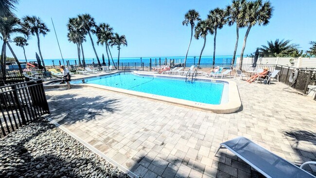 Building Photo - Annual UNfurnished Siesta Key Gulf front 2/2 condo with water views!