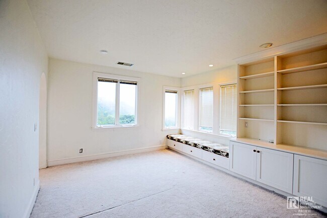 Building Photo - Timeless 4 Bedroom in West Montclair