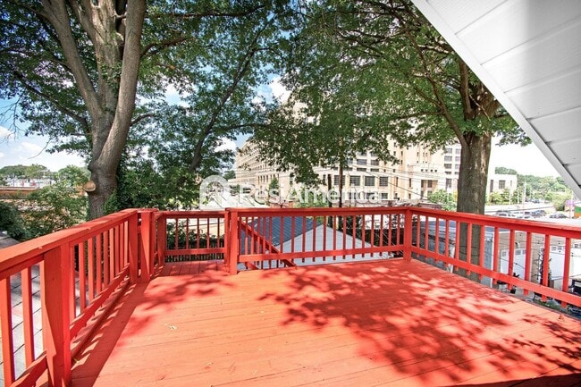Building Photo - Beautiful 3/3 Craftsman in a Great Midtown...
