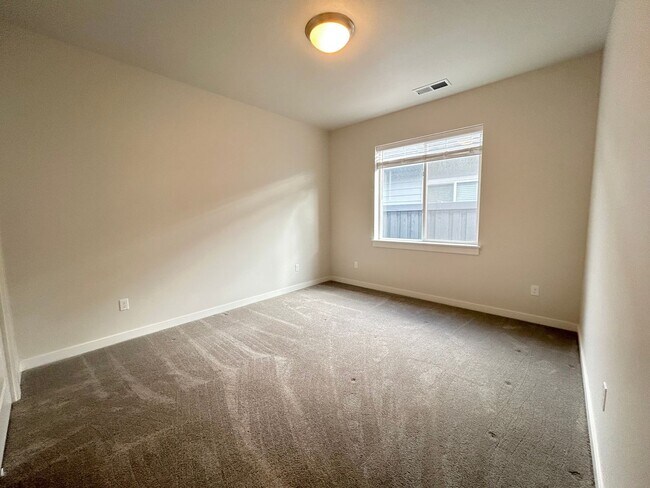 Building Photo - Gorgeous 3 bedroom 2 bathroom Home in Nampa