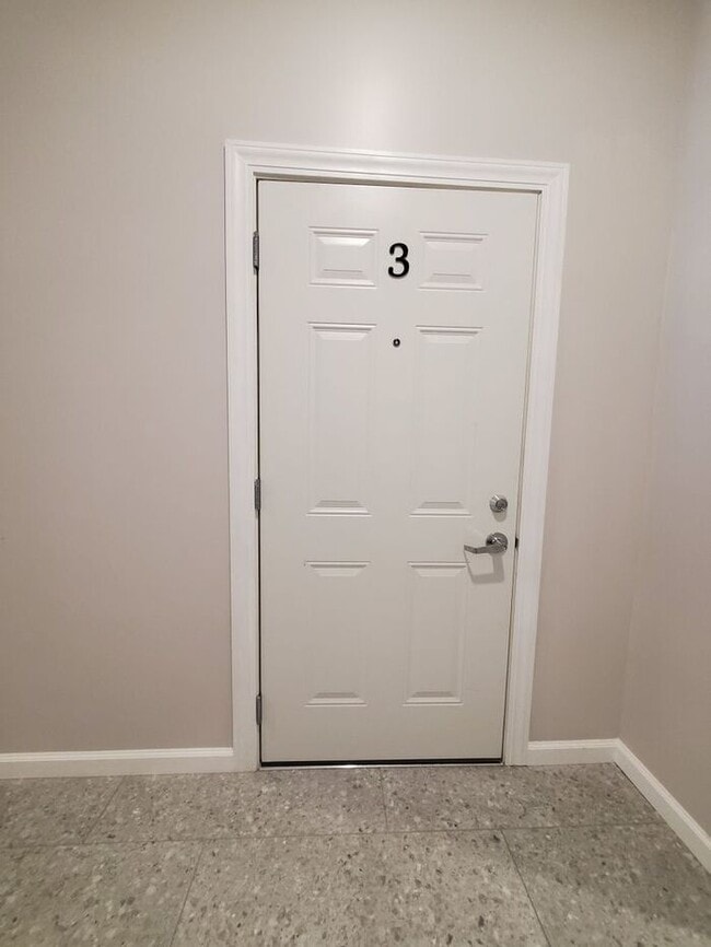 Building Photo - Remodeled 1 Bedroom Upper Apartment- Clinton