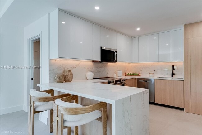 Building Photo - 1120 NE 86th St