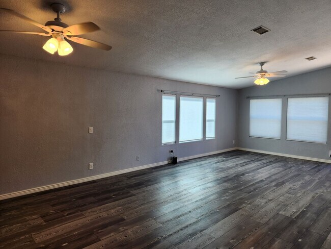 Building Photo - Stunning 3 bed / 2 bath Solar Home in Desi...