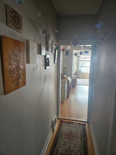 Building Photo - 1924 W Wilson Ave