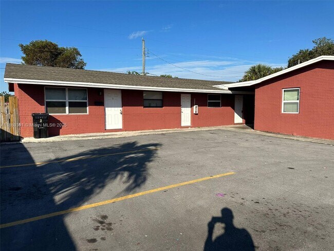 Building Photo - 623 NW 9th Ave