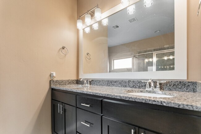 Building Photo - 1200 Ridgeway Dr
