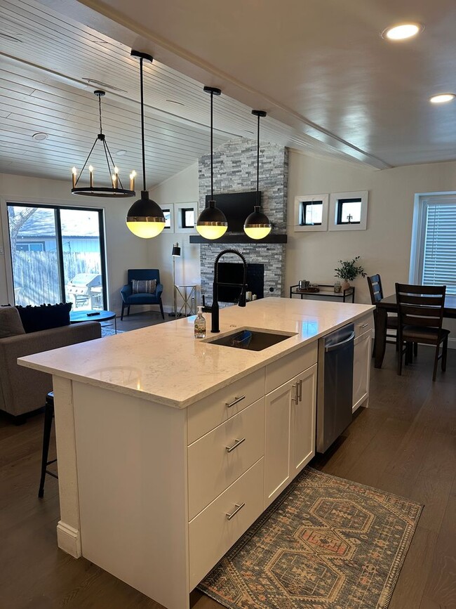 Building Photo - *** Near Domain * Stunning 4 Bedroom House * Fully Furnished * Designer Decorated * High End Luxu...