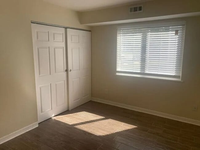 Building Photo - 106 E Rhodes Dr