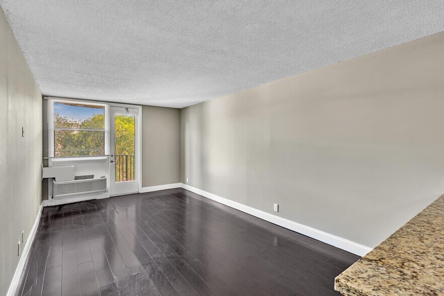 Building Photo - 2701 Riverside Dr