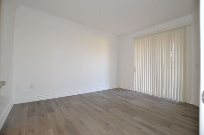 Building Photo - Meridian Unfurnished 1 Bed | 1 Bath Luxury Condo