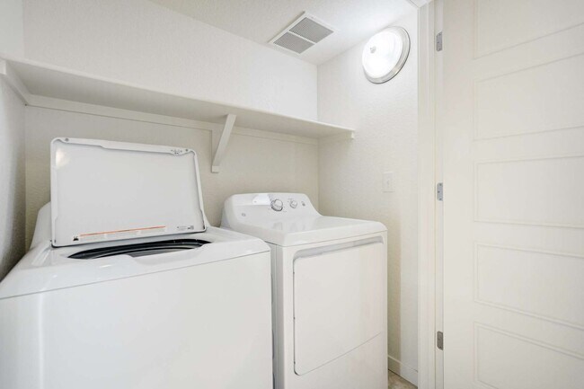 Building Photo - New Interior Paint! Shorter Lease Terms Av...