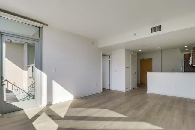 Building Photo - Stunning 1Bdm 1Ba Condo in the Heart of Do...