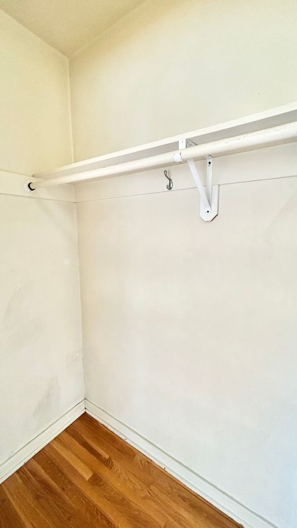 Building Photo - Modern Comfort in the Heart of Hosford Abernethy!