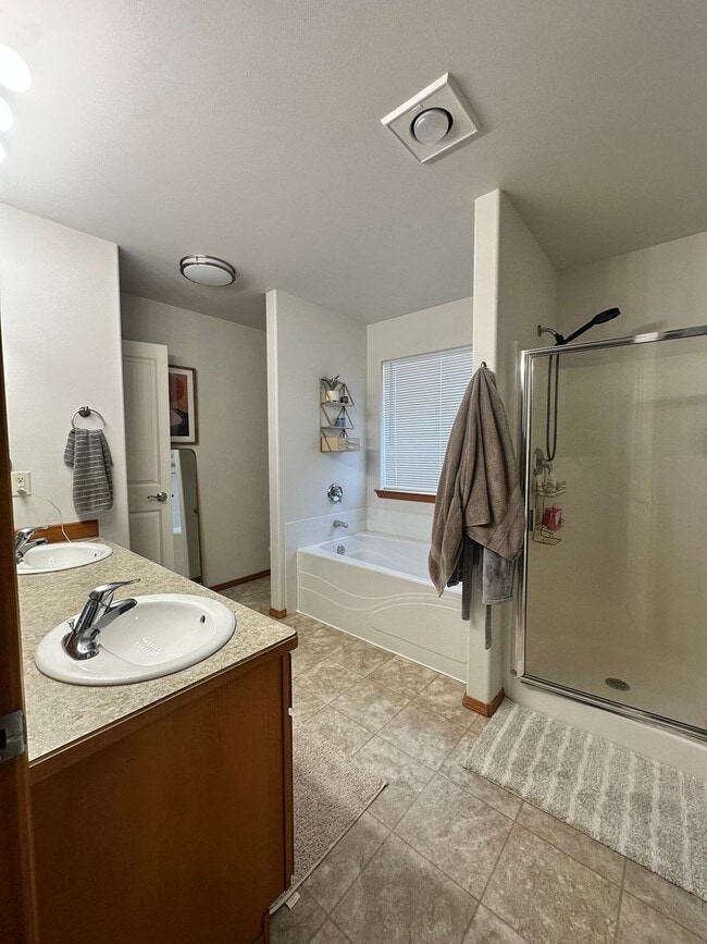 Building Photo - Beautiful 3 bedroom 2 bathroom