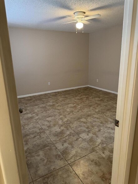 Building Photo - 1403 Lakeview Dr E