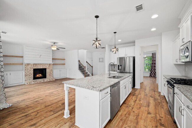 Building Photo - 2108 Charmond Dr