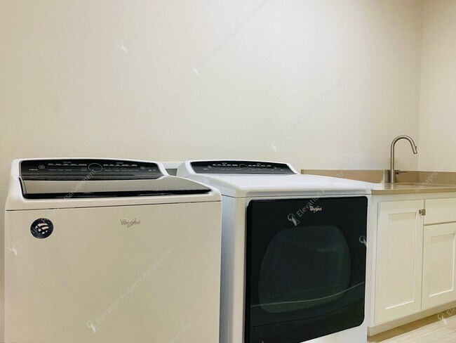 Building Photo - Luxury Single-Level 3BR - 3.5BA Living in Tetherow