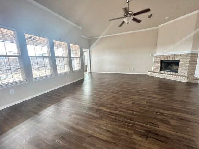 Building Photo - 10601 Clinton Ave