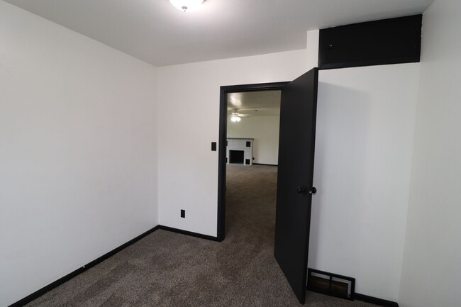 Building Photo - Spacious home for rent!