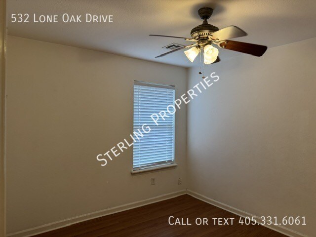 Building Photo - 532 Lone Oak Dr