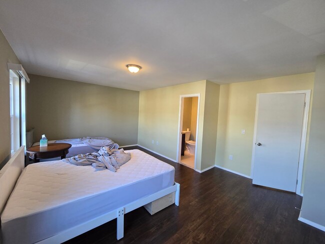 Building Photo - Everything you deserve: spacious, updated ...