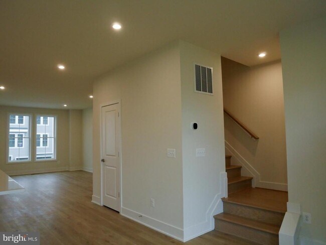 Building Photo - 120 Galaxy Pl