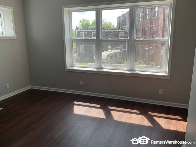 Building Photo - Completely Renovated New and Open Concept ...