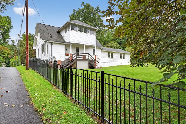 Building Photo - Charming 4BR / 3BA Historic Home with Big Backyard! BR VA