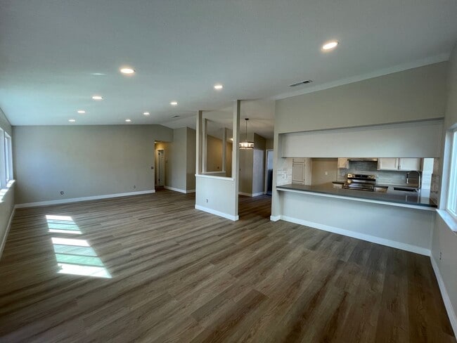 Building Photo - Beautiful Single Story Home Ready To Be Home!