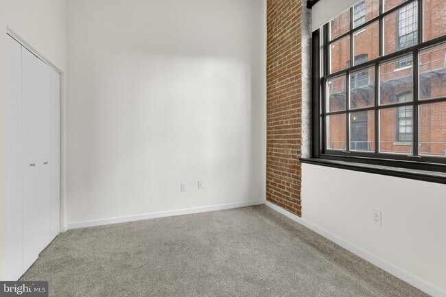 Building Photo - 303 Vine St