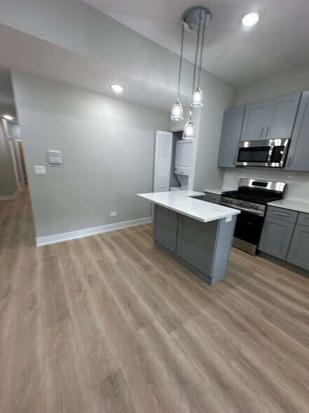 Building Photo - 440 W Belden Ave